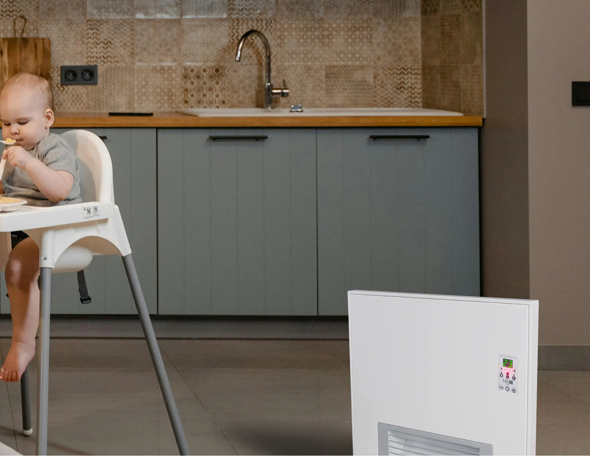 EFP 2500 Watt Dijital Fanlı Isıtıcı Beyaz Ayak + Askılı